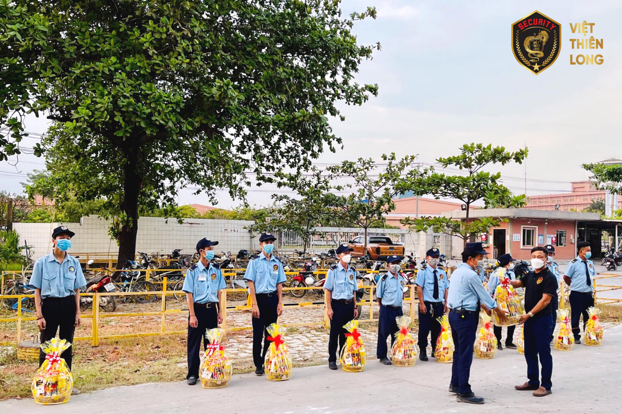 Trao quà Tết cho nhân viên