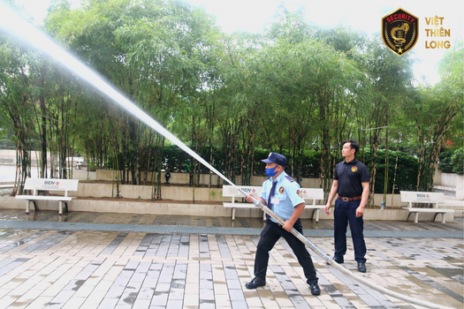 Huấn luyện chữa cháy bằng vòi rồng
