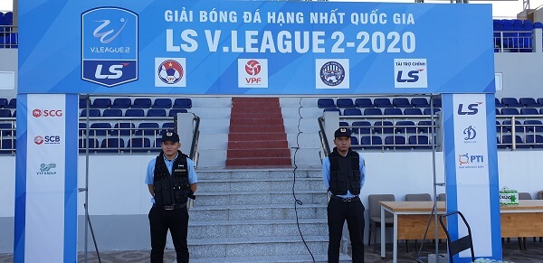 Nhân viên an ninh chuyên nghiệp tạisự kiện Giải V.League 2 - 2020